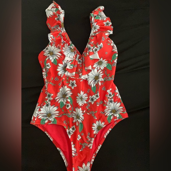 Jessica Simpson bathing suit - Picture 2 of 5